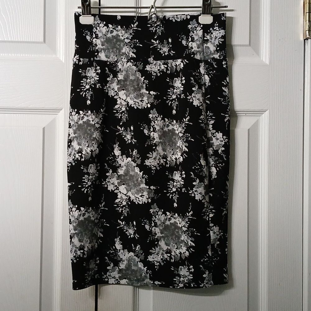 Lularoe  black white gray floral print pull on pencil skirt  Sz XS NWOT